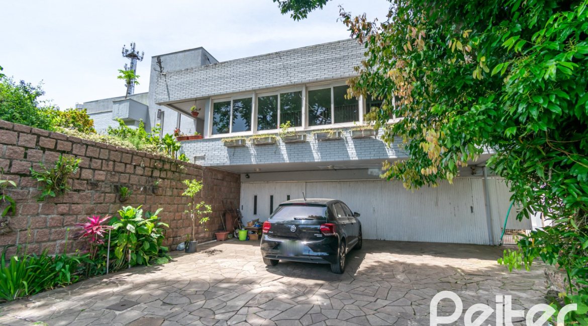Casa à venda com 405m², 3 dormitórios, 3 suítes, 6 vagas, no bairro Vila Assunção em Porto Alegre