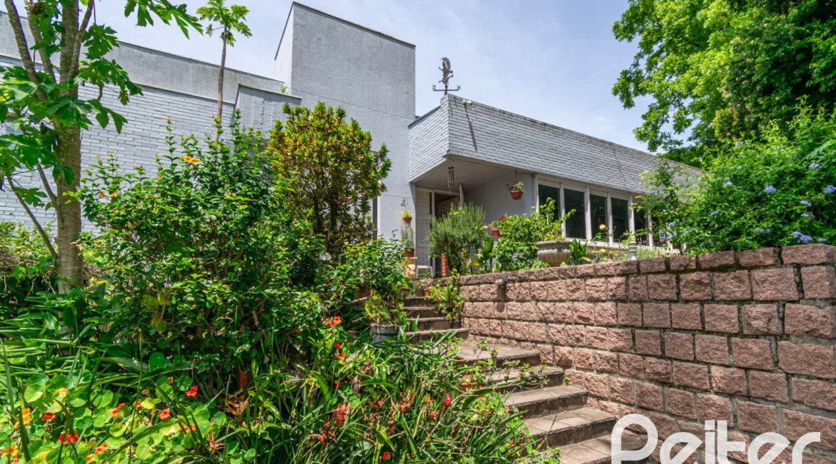 Casa à venda com 405m², 3 dormitórios, 3 suítes, 6 vagas, no bairro Vila Assunção em Porto Alegre