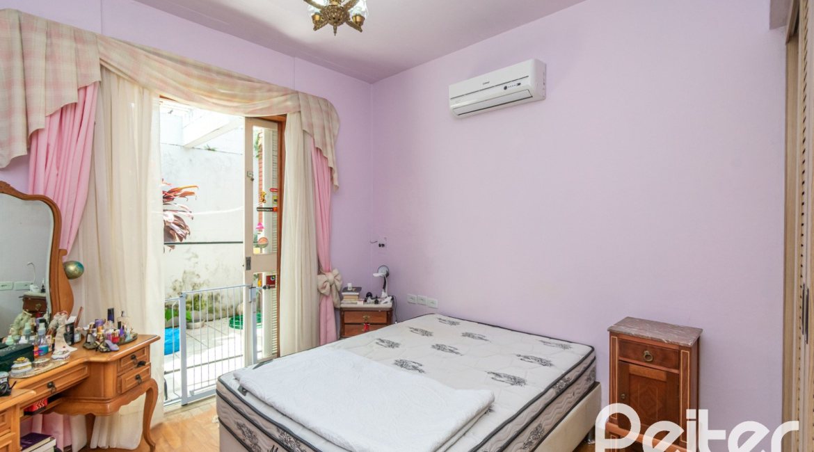 Casa à venda com 405m², 3 dormitórios, 3 suítes, 6 vagas, no bairro Vila Assunção em Porto Alegre