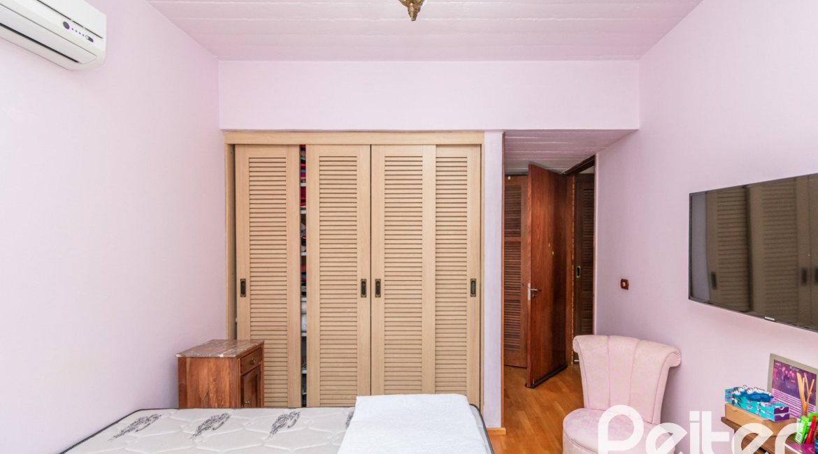 Casa à venda com 405m², 3 dormitórios, 3 suítes, 6 vagas, no bairro Vila Assunção em Porto Alegre