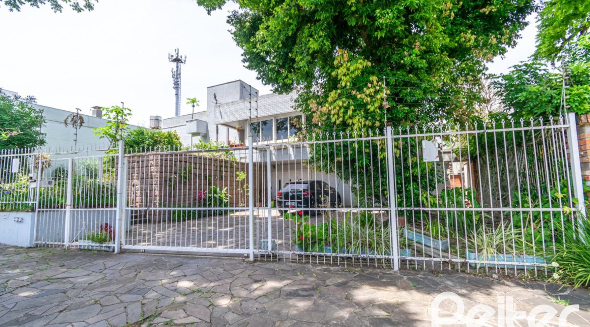 Casa à venda com 405m², 3 dormitórios, 3 suítes, 6 vagas, no bairro Vila Assunção em Porto Alegre