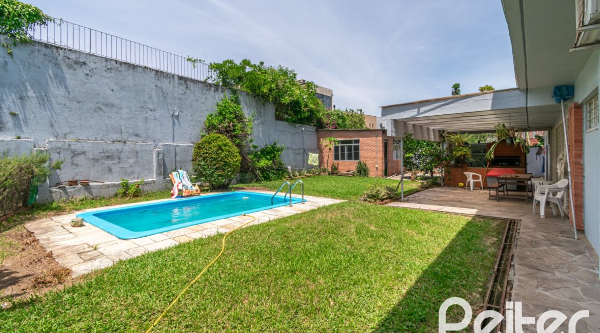 Casa à venda com 405m², 3 dormitórios, 3 suítes, 6 vagas, no bairro Vila Assunção em Porto Alegre