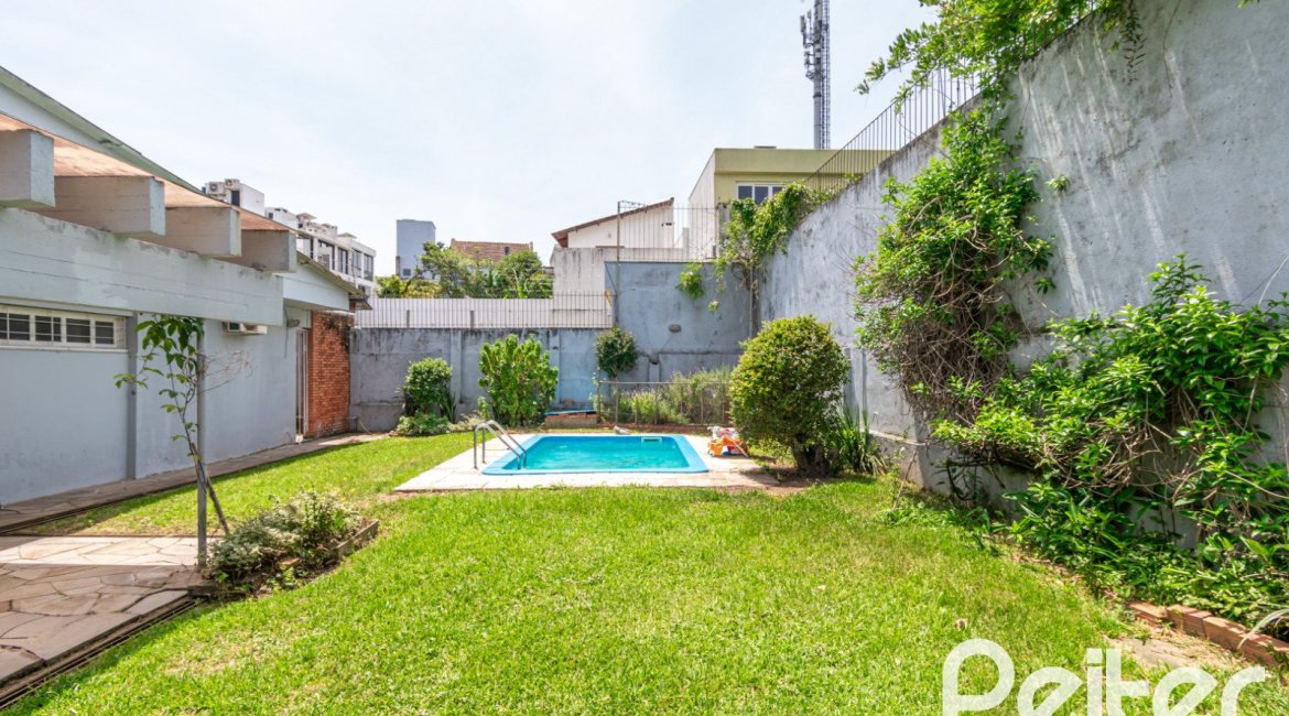 Casa à venda com 405m², 3 dormitórios, 3 suítes, 6 vagas, no bairro Vila Assunção em Porto Alegre
