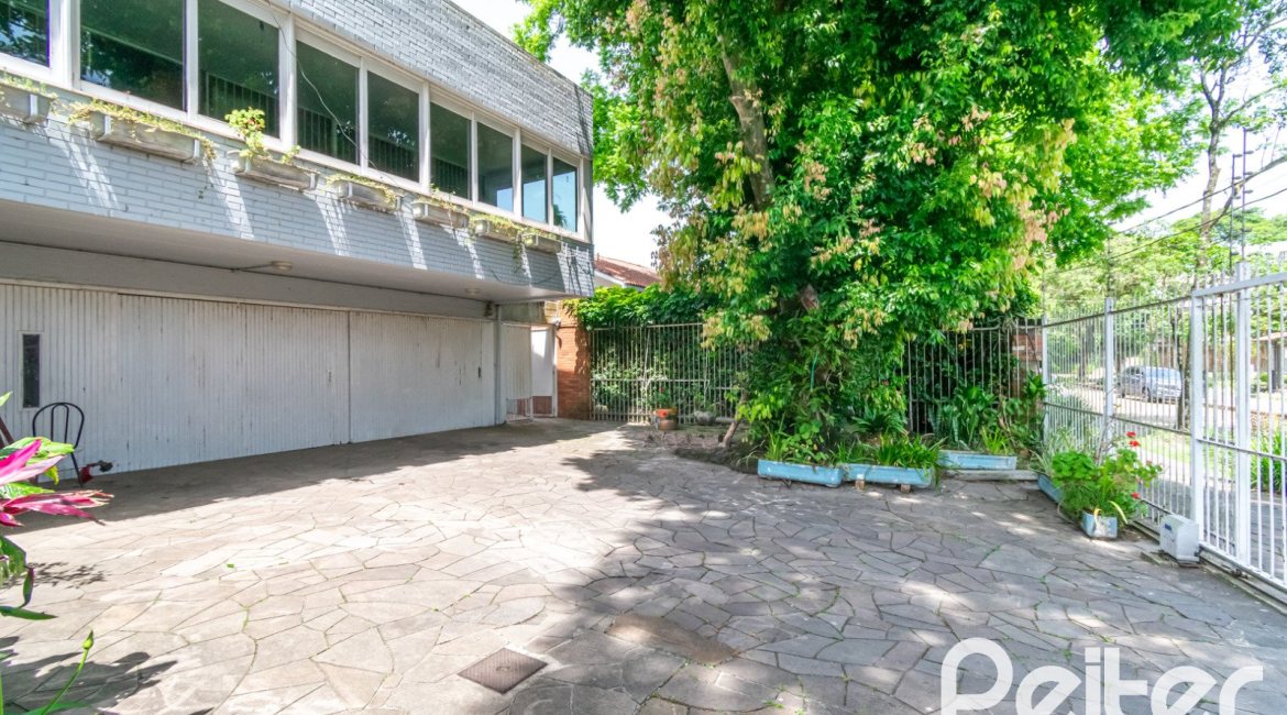 Casa à venda com 405m², 3 dormitórios, 3 suítes, 6 vagas, no bairro Vila Assunção em Porto Alegre