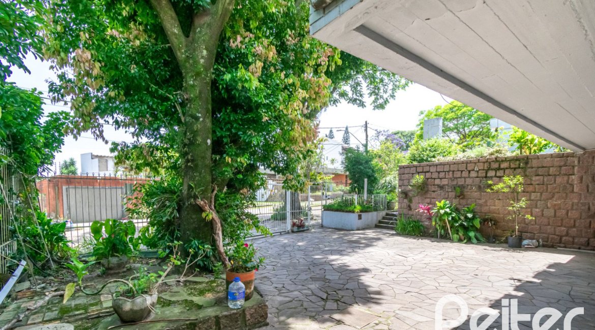 Casa à venda com 405m², 3 dormitórios, 3 suítes, 6 vagas, no bairro Vila Assunção em Porto Alegre