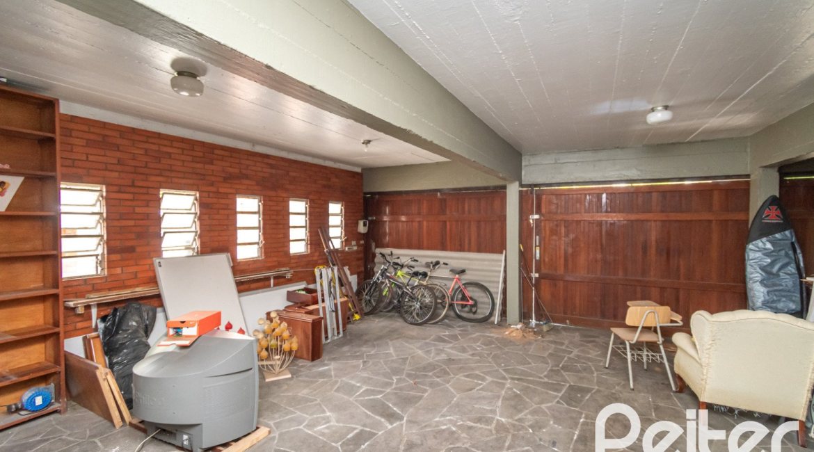 Casa à venda com 405m², 3 dormitórios, 3 suítes, 6 vagas, no bairro Vila Assunção em Porto Alegre