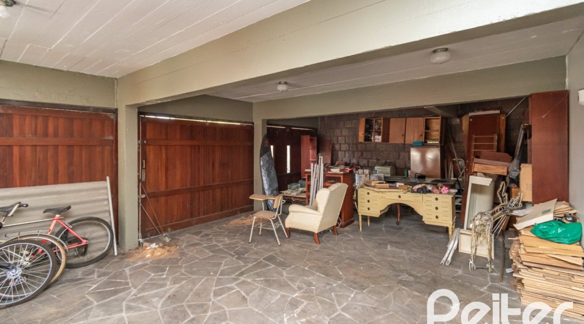 Casa à venda com 405m², 3 dormitórios, 3 suítes, 6 vagas, no bairro Vila Assunção em Porto Alegre