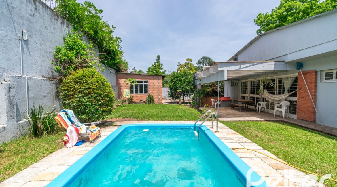 Casa à venda com 405m², 3 dormitórios, 3 suítes, 6 vagas, no bairro Vila Assunção em Porto Alegre