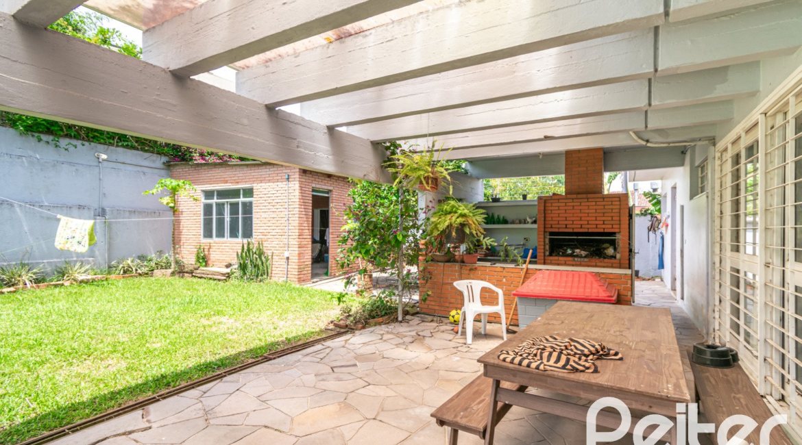 Casa à venda com 405m², 3 dormitórios, 3 suítes, 6 vagas, no bairro Vila Assunção em Porto Alegre