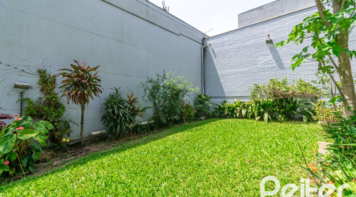 Casa à venda com 405m², 3 dormitórios, 3 suítes, 6 vagas, no bairro Vila Assunção em Porto Alegre