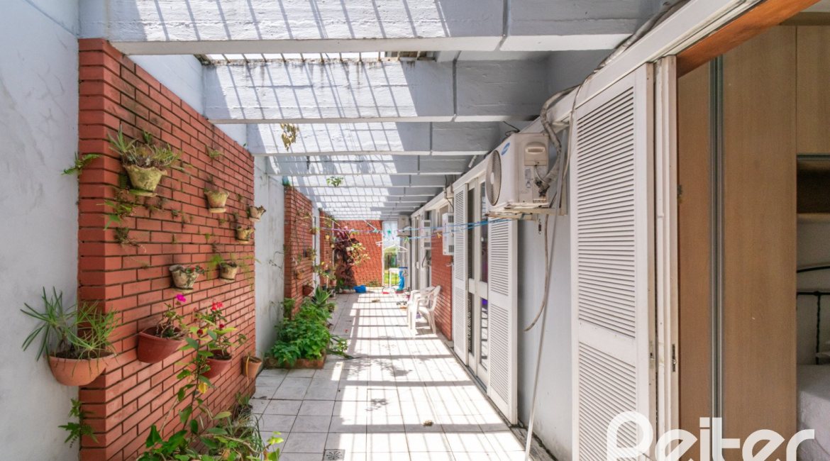 Casa à venda com 405m², 3 dormitórios, 3 suítes, 6 vagas, no bairro Vila Assunção em Porto Alegre