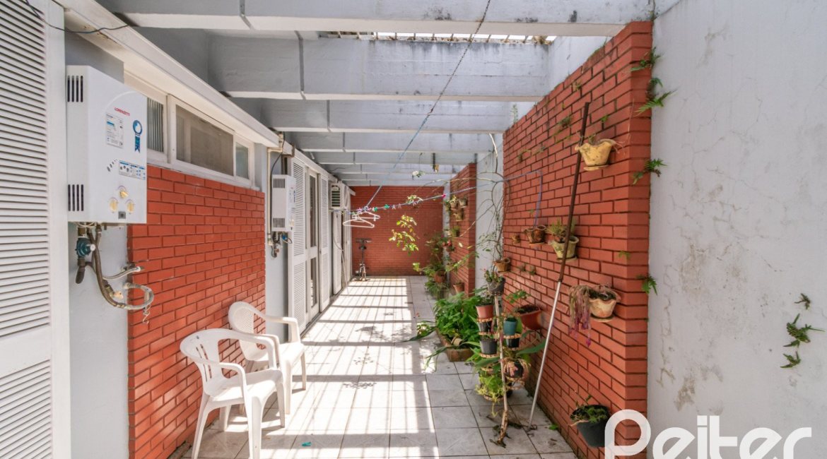 Casa à venda com 405m², 3 dormitórios, 3 suítes, 6 vagas, no bairro Vila Assunção em Porto Alegre