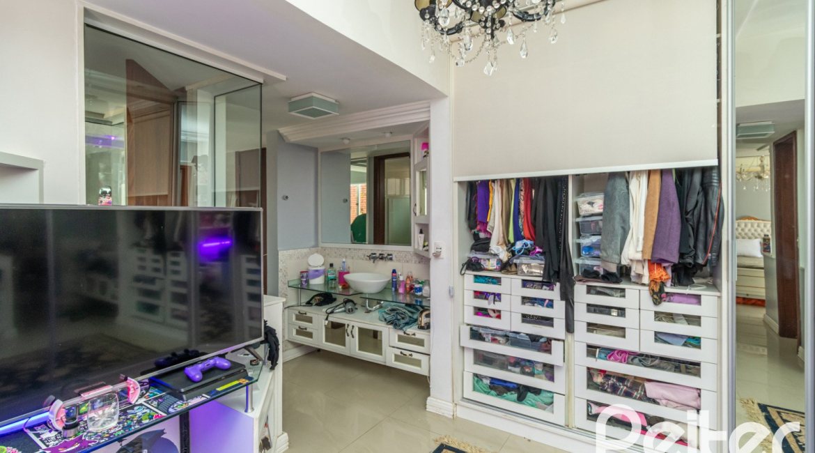 Casa à venda com 405m², 3 dormitórios, 3 suítes, 6 vagas, no bairro Vila Assunção em Porto Alegre