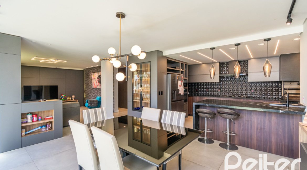 Casa à venda com 223m², 3 dormitórios, 1 suíte, 2 vagas, no bairro Vila Assunção em Porto Alegre