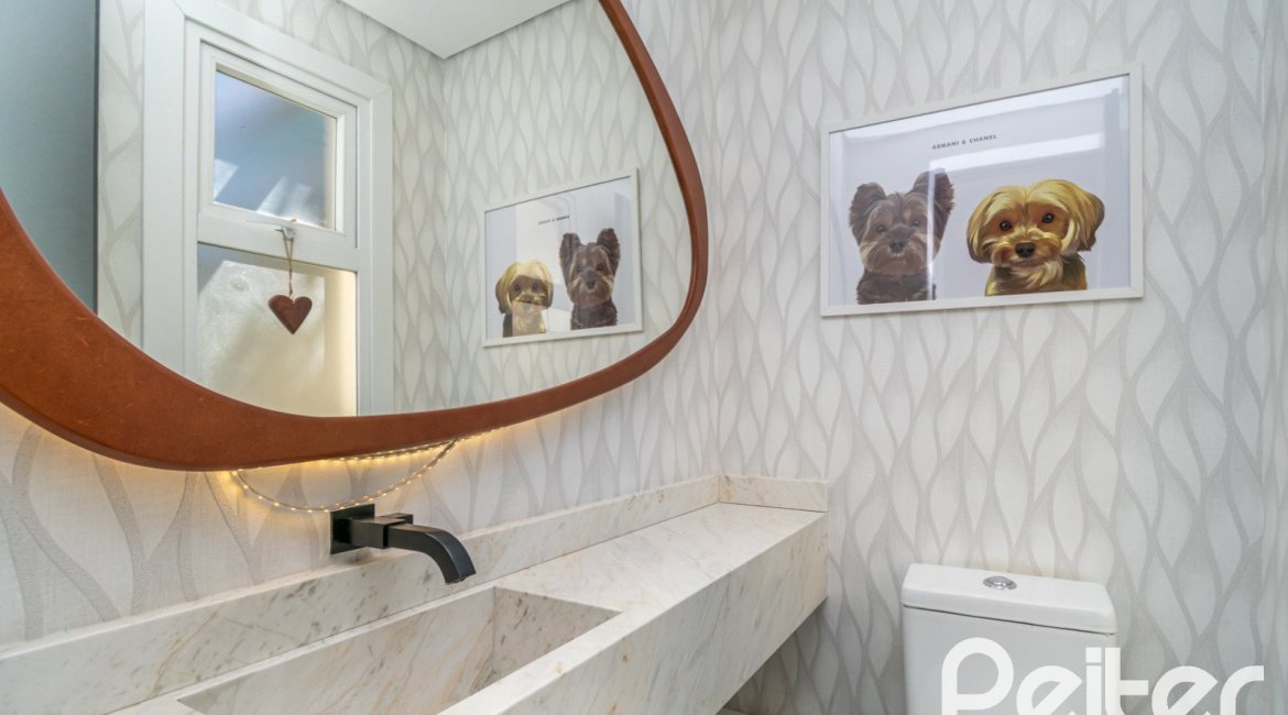 Casa à venda com 223m², 3 dormitórios, 1 suíte, 2 vagas, no bairro Vila Assunção em Porto Alegre