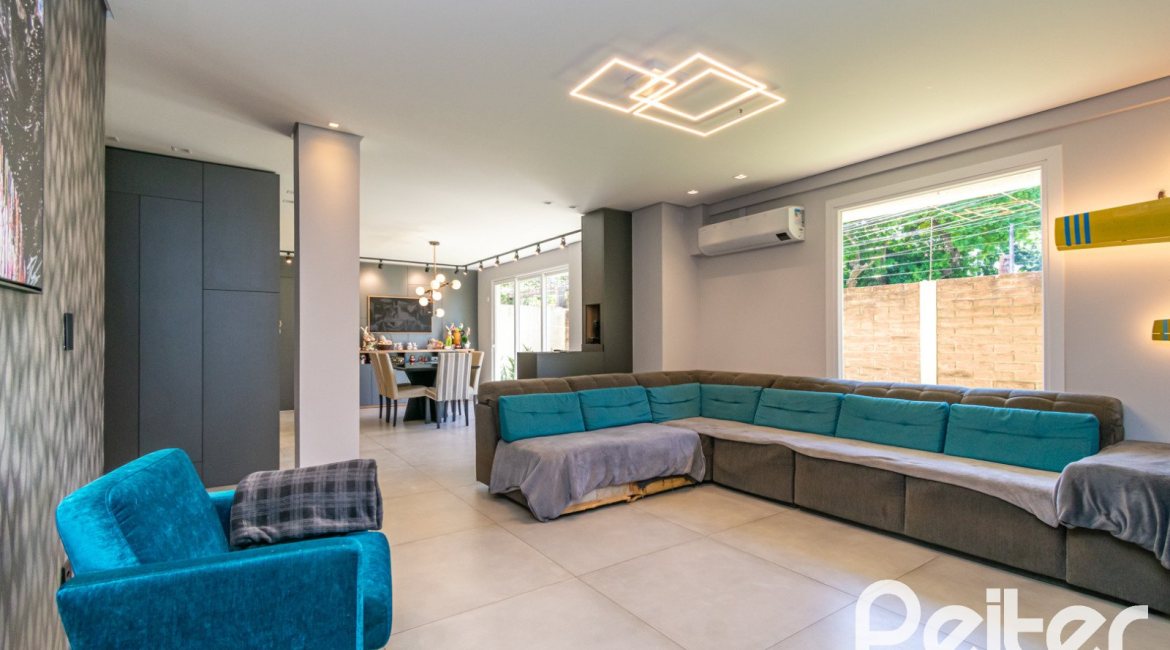 Casa à venda com 223m², 3 dormitórios, 1 suíte, 2 vagas, no bairro Vila Assunção em Porto Alegre