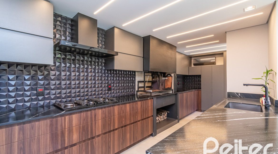 Casa à venda com 223m², 3 dormitórios, 1 suíte, 2 vagas, no bairro Vila Assunção em Porto Alegre