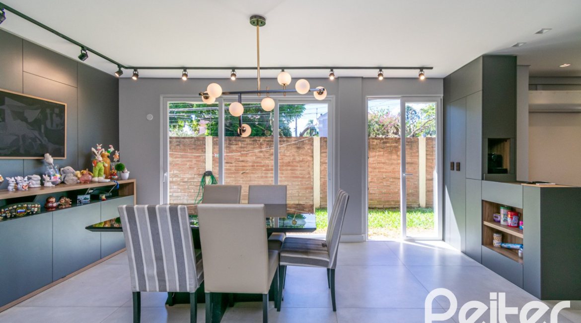 Casa à venda com 223m², 3 dormitórios, 1 suíte, 2 vagas, no bairro Vila Assunção em Porto Alegre