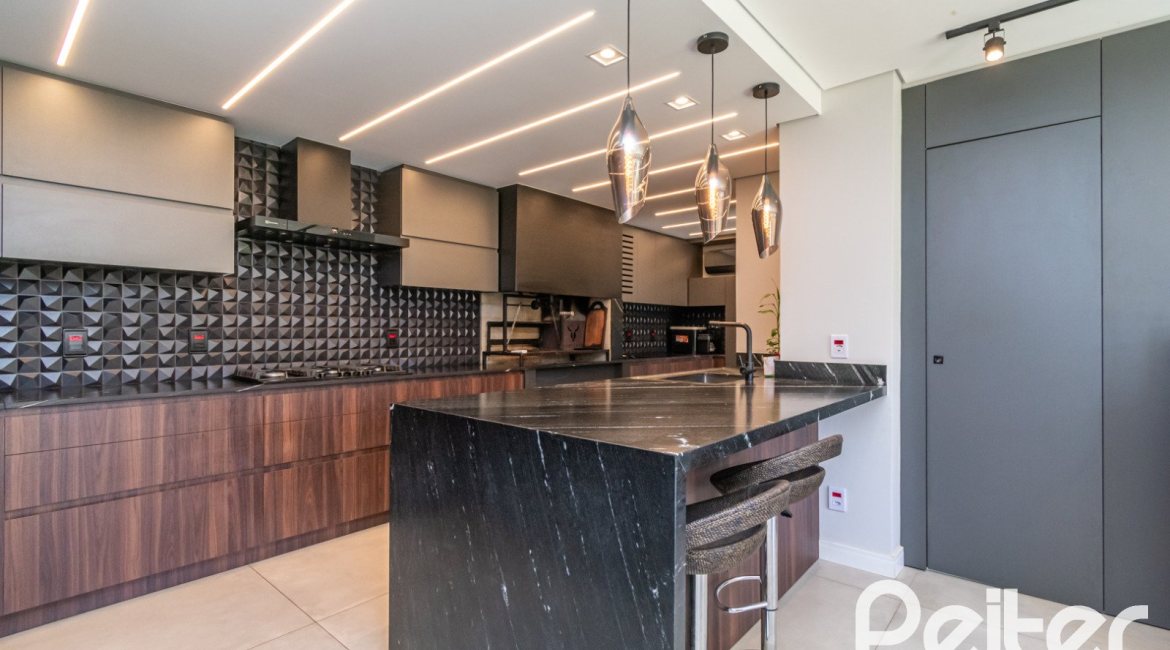 Casa à venda com 223m², 3 dormitórios, 1 suíte, 2 vagas, no bairro Vila Assunção em Porto Alegre