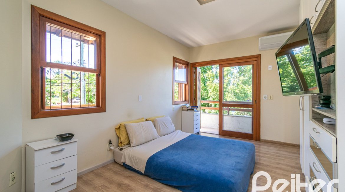 Casa à venda com 223m², 3 dormitórios, 1 suíte, 2 vagas, no bairro Vila Assunção em Porto Alegre