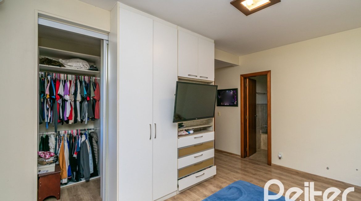 Casa à venda com 223m², 3 dormitórios, 1 suíte, 2 vagas, no bairro Vila Assunção em Porto Alegre