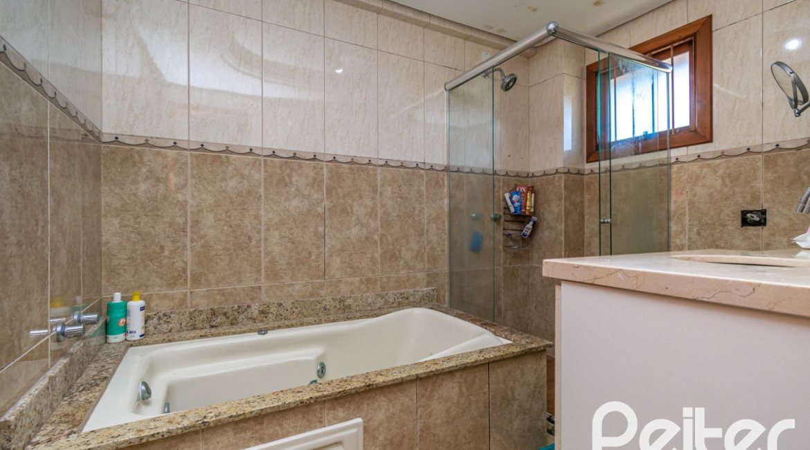 Casa à venda com 223m², 3 dormitórios, 1 suíte, 2 vagas, no bairro Vila Assunção em Porto Alegre