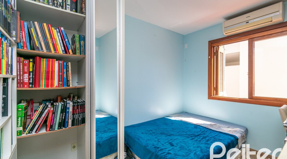 Casa à venda com 223m², 3 dormitórios, 1 suíte, 2 vagas, no bairro Vila Assunção em Porto Alegre