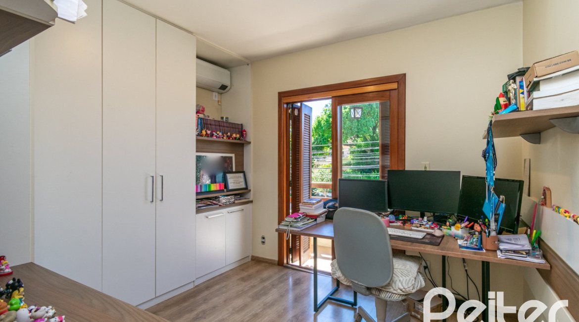 Casa à venda com 223m², 3 dormitórios, 1 suíte, 2 vagas, no bairro Vila Assunção em Porto Alegre