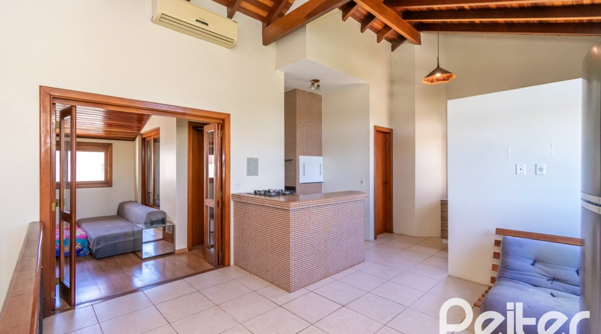 Casa à venda com 223m², 3 dormitórios, 1 suíte, 2 vagas, no bairro Vila Assunção em Porto Alegre