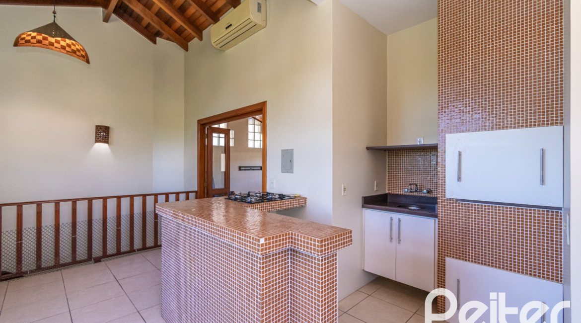 Casa à venda com 223m², 3 dormitórios, 1 suíte, 2 vagas, no bairro Vila Assunção em Porto Alegre