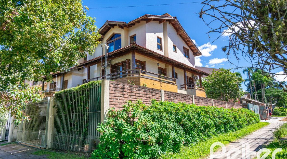 Casa à venda com 223m², 3 dormitórios, 1 suíte, 2 vagas, no bairro Vila Assunção em Porto Alegre