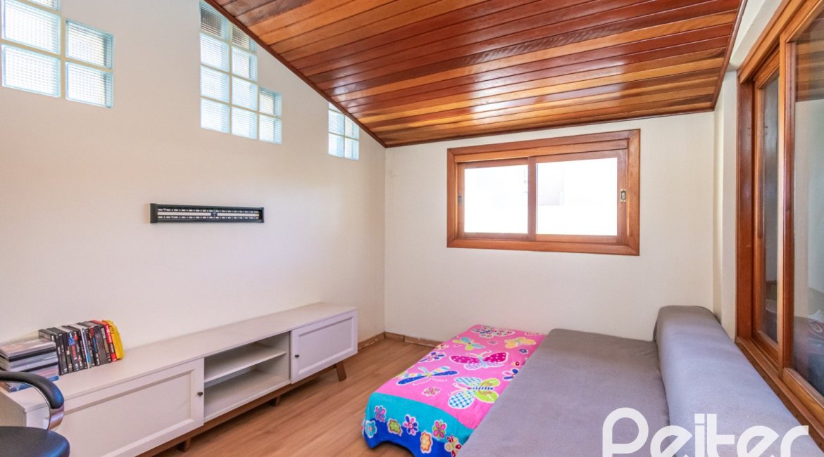 Casa à venda com 223m², 3 dormitórios, 1 suíte, 2 vagas, no bairro Vila Assunção em Porto Alegre