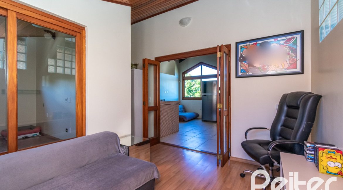 Casa à venda com 223m², 3 dormitórios, 1 suíte, 2 vagas, no bairro Vila Assunção em Porto Alegre