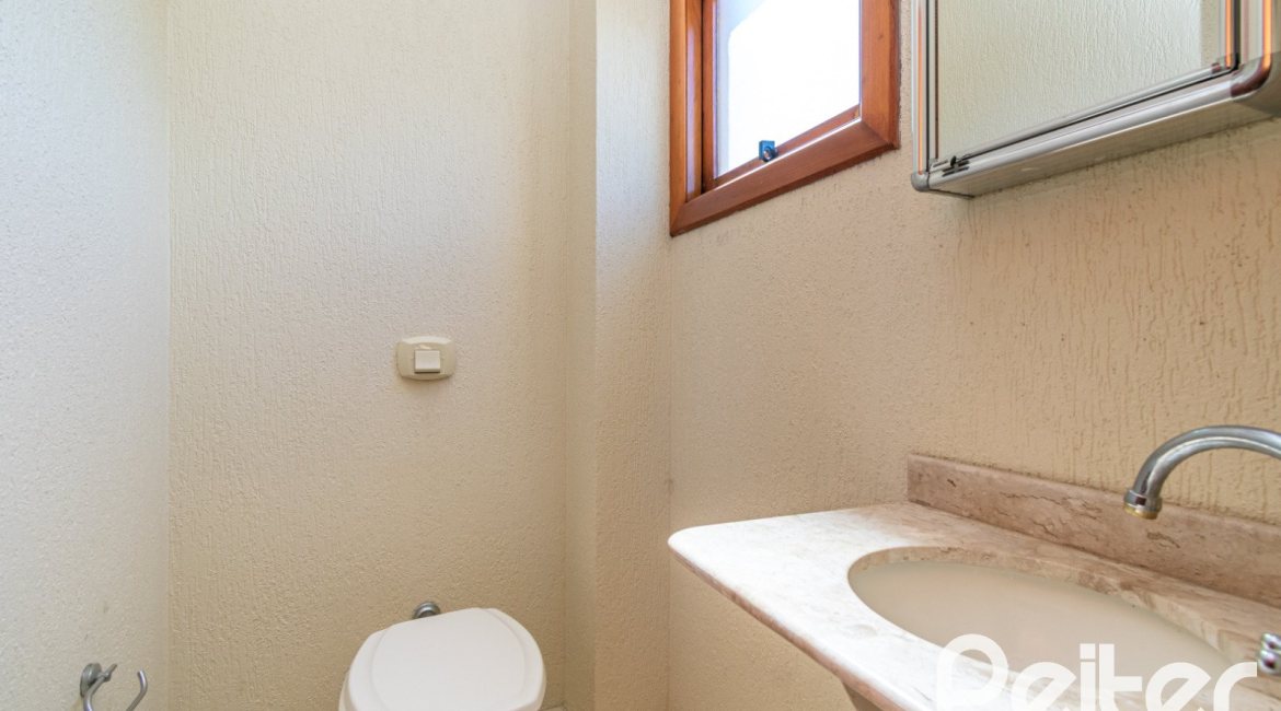 Casa à venda com 223m², 3 dormitórios, 1 suíte, 2 vagas, no bairro Vila Assunção em Porto Alegre