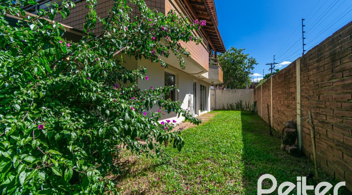 Casa à venda com 223m², 3 dormitórios, 1 suíte, 2 vagas, no bairro Vila Assunção em Porto Alegre