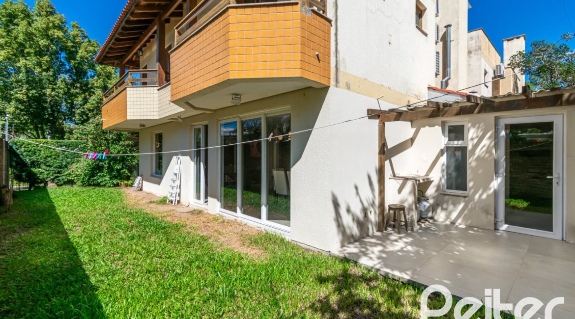 Casa à venda com 223m², 3 dormitórios, 1 suíte, 2 vagas, no bairro Vila Assunção em Porto Alegre