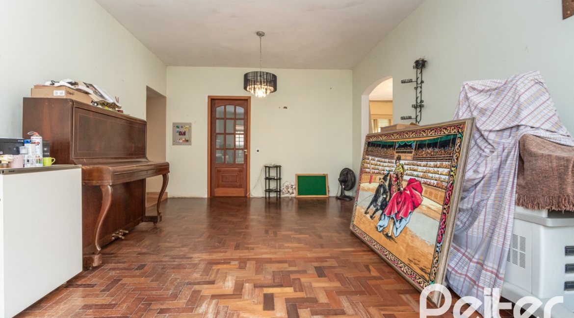 Casa à venda com 350m², 3 dormitórios, 1 suíte, 5 vagas, no bairro Vila Assunção em Porto Alegre