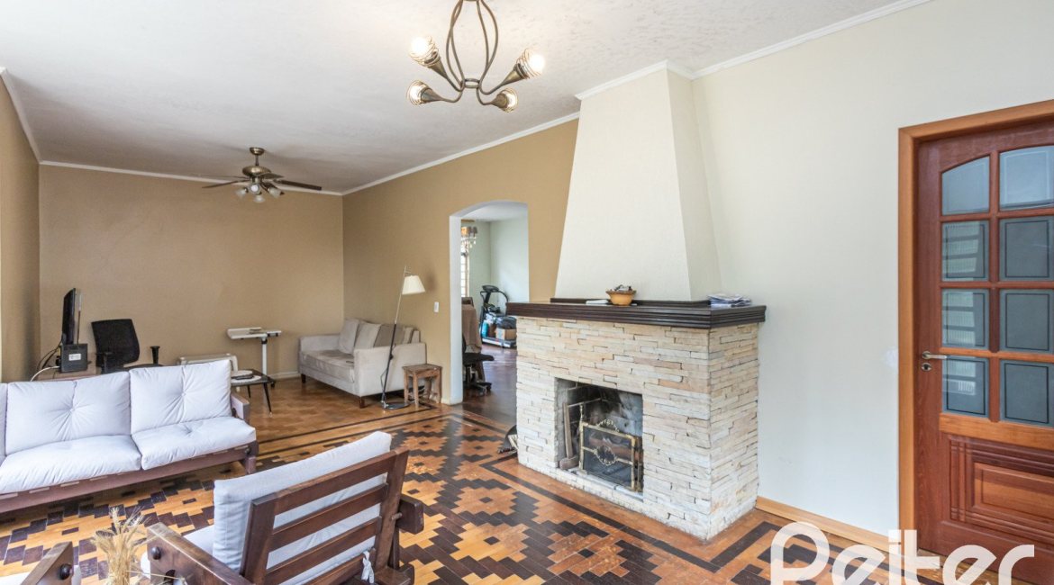 Casa à venda com 350m², 3 dormitórios, 1 suíte, 5 vagas, no bairro Vila Assunção em Porto Alegre