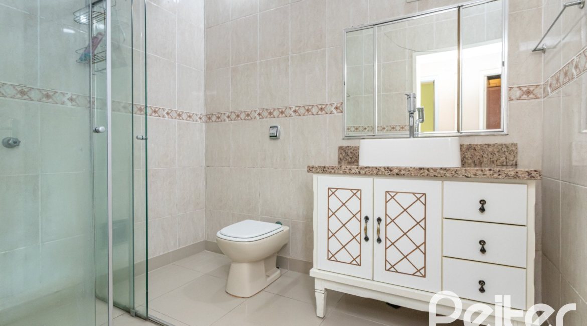 Casa à venda com 350m², 3 dormitórios, 1 suíte, 5 vagas, no bairro Vila Assunção em Porto Alegre