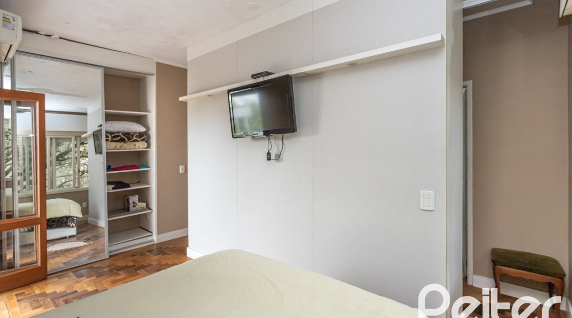 Casa à venda com 350m², 3 dormitórios, 1 suíte, 5 vagas, no bairro Vila Assunção em Porto Alegre