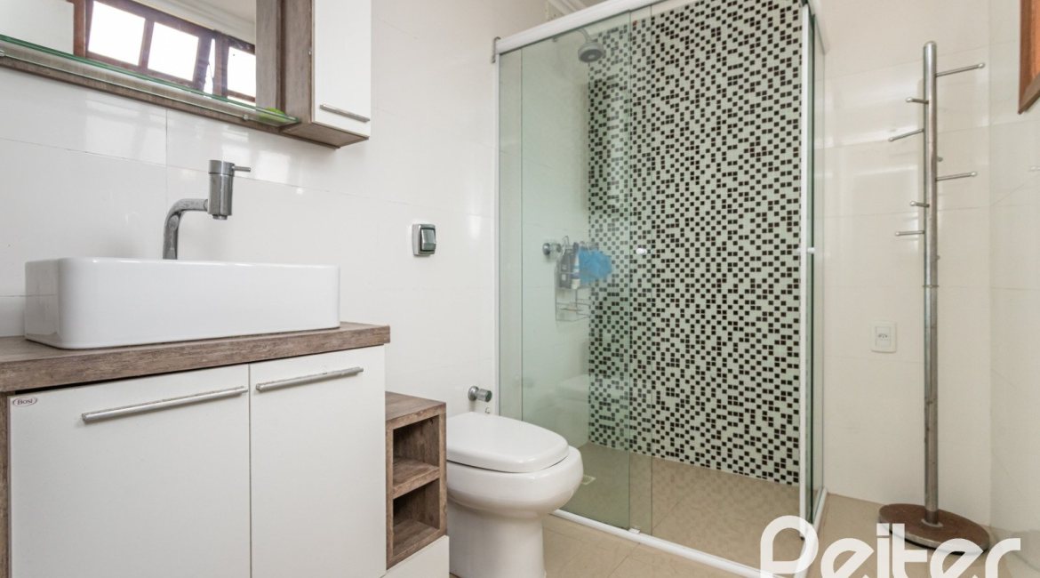 Casa à venda com 350m², 3 dormitórios, 1 suíte, 5 vagas, no bairro Vila Assunção em Porto Alegre