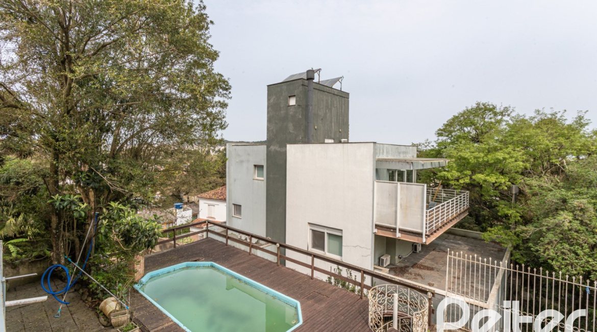 Casa à venda com 350m², 3 dormitórios, 1 suíte, 5 vagas, no bairro Vila Assunção em Porto Alegre