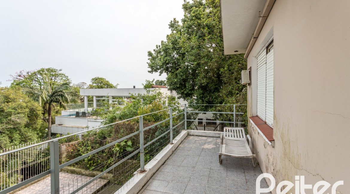 Casa à venda com 350m², 3 dormitórios, 1 suíte, 5 vagas, no bairro Vila Assunção em Porto Alegre