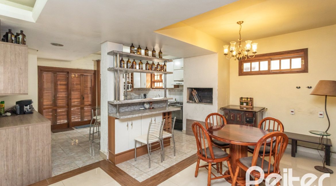 Casa à venda com 350m², 3 dormitórios, 1 suíte, 5 vagas, no bairro Vila Assunção em Porto Alegre