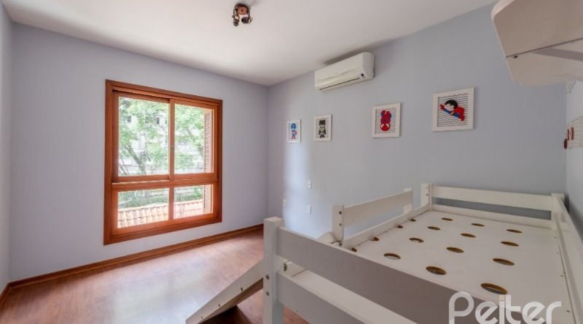 Casa à venda com 233m², 4 dormitórios, 1 suíte, 2 vagas, no bairro Tristeza em Porto Alegre