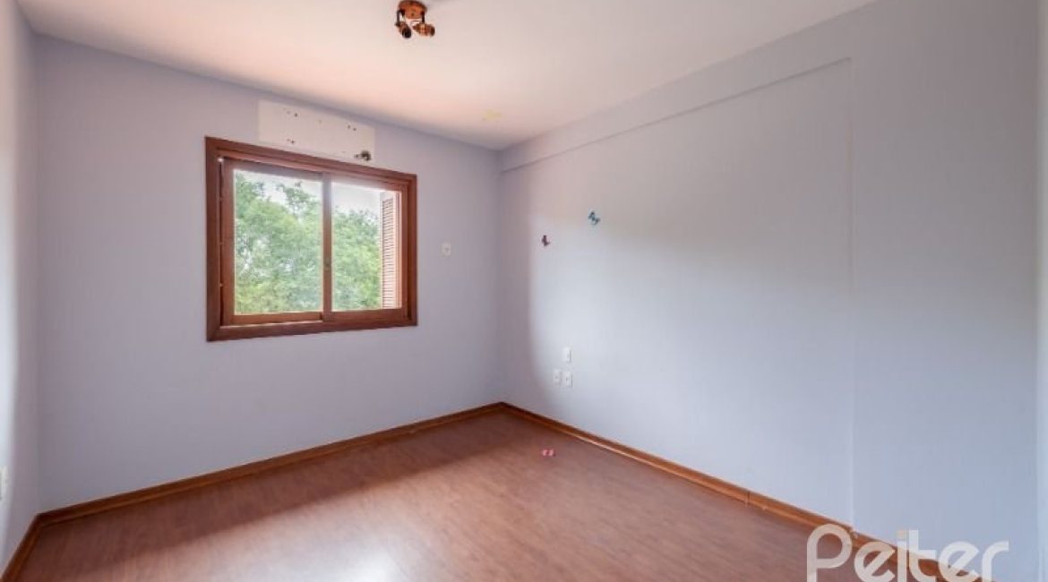 Casa à venda com 233m², 4 dormitórios, 1 suíte, 2 vagas, no bairro Tristeza em Porto Alegre