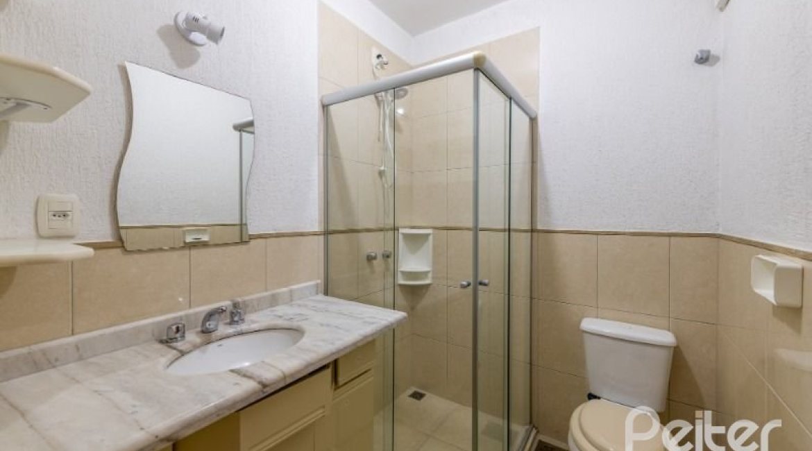 Casa à venda com 233m², 4 dormitórios, 1 suíte, 2 vagas, no bairro Tristeza em Porto Alegre