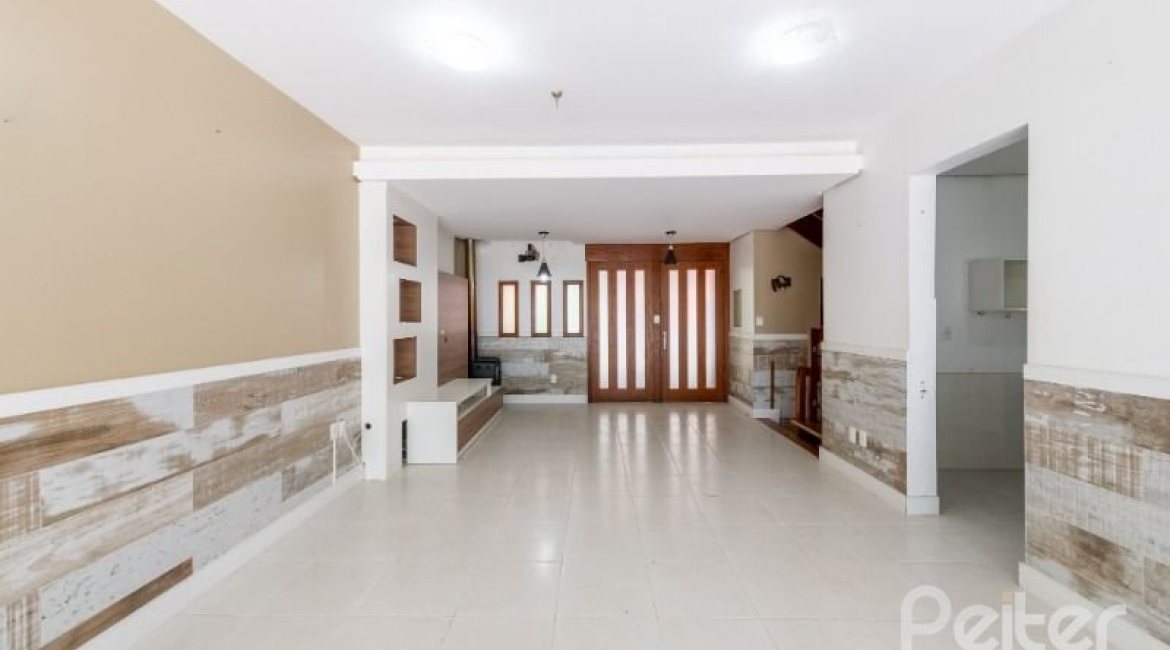 Casa à venda com 233m², 4 dormitórios, 1 suíte, 2 vagas, no bairro Tristeza em Porto Alegre