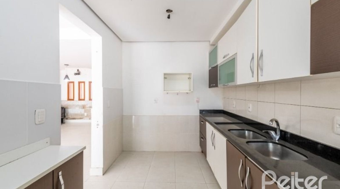 Casa à venda com 233m², 4 dormitórios, 1 suíte, 2 vagas, no bairro Tristeza em Porto Alegre