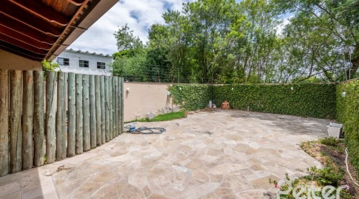 Casa à venda com 233m², 4 dormitórios, 1 suíte, 2 vagas, no bairro Tristeza em Porto Alegre